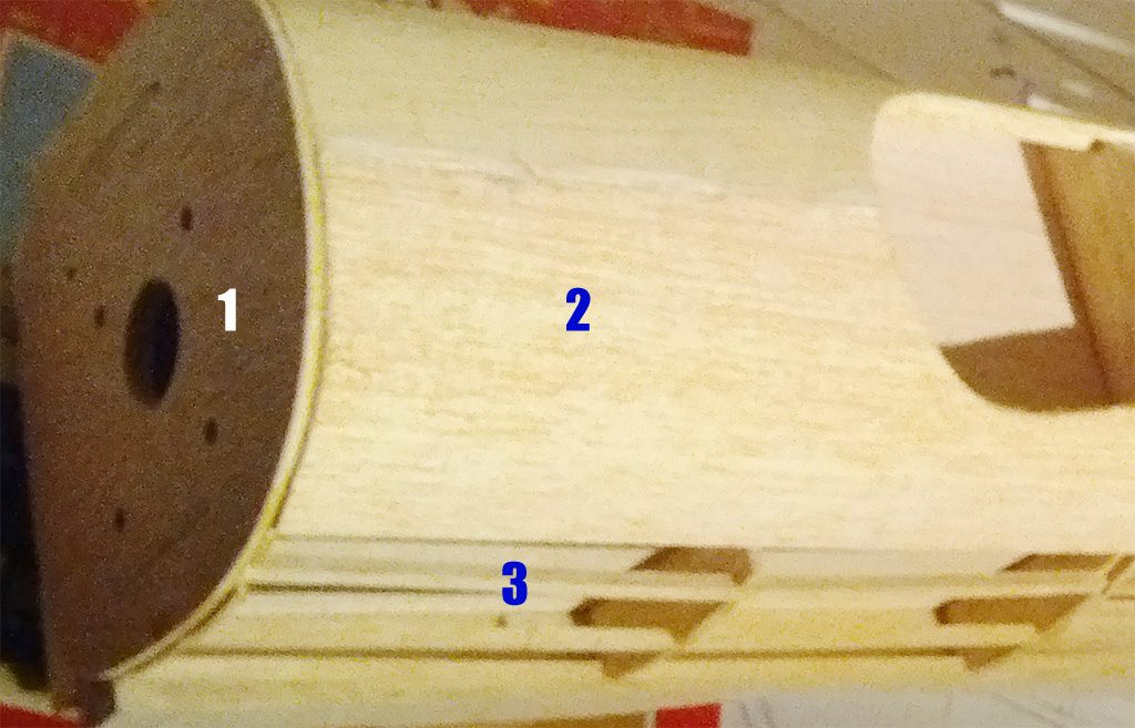 Différents bois utilisés sur ce fuselage en construction.