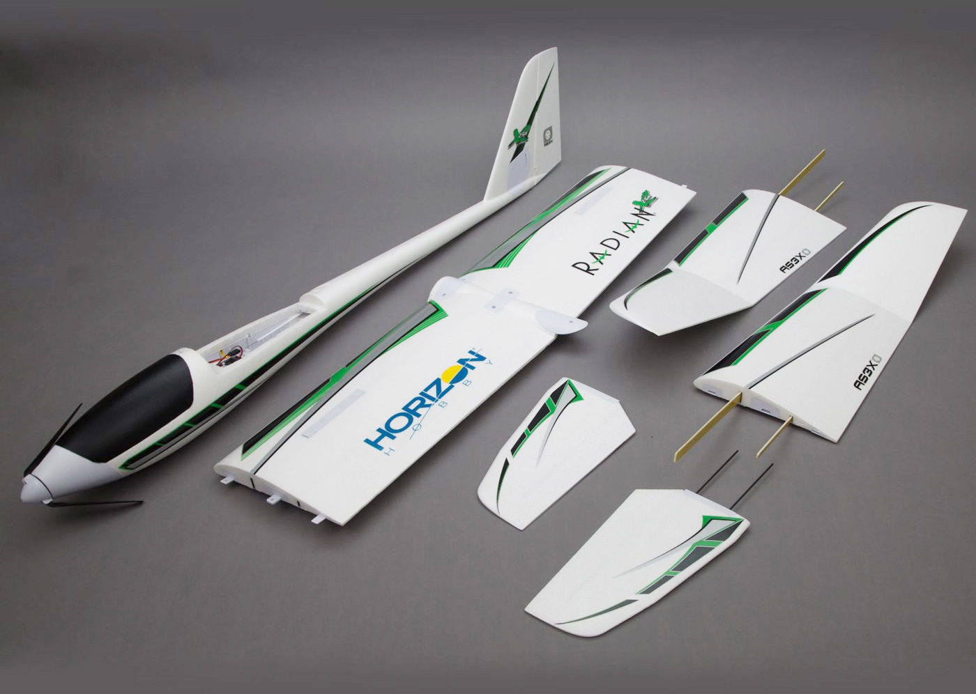 Kit d'un motoplaneur prêt à voler, on notera que l'aile est composée de 3 sections reliées par 4 clés d'aile en bois