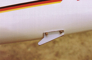 Simple crochet de remorquage. Sa position permet de modifier les qualités de vol pendant la manoeuvre.