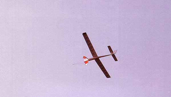 Comme le parachute nous l'indique, ce planeur est en pleine ascension. Les thermiques prennent naissance à une certaine altitude, ce qui rend indispensable l'apport d'un système de lancement.